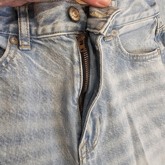 American Eagle Mom Jean Women's Size 4 Tall Destroyed Light Wash Denim Straight - Picture 8 of 12